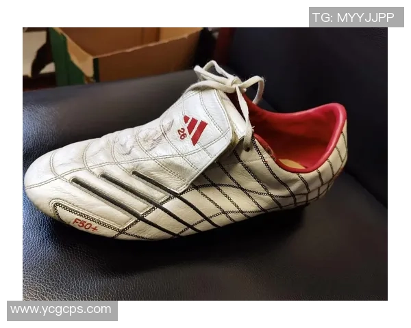 球星纷纷上脚的刺客足球鞋引领潮流，彰显速度与精准的完美结合